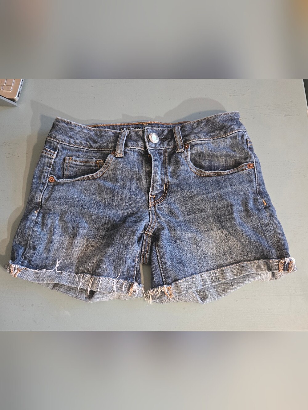 American Eagle Outfitters Women's Distressed  Denim Cutoff Shorts Size 4